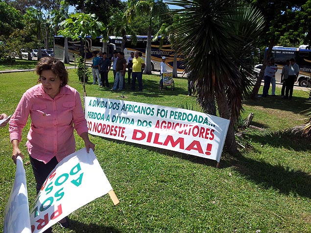 Protesto de grupo de produtores rurais antes de evento com Dilma em Natal 