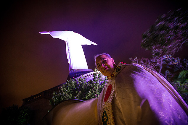 Dom Orani Tempesta chega ao Cristo Redentor para celebrar missa em evento teste de abertura do ponto turstico  noite