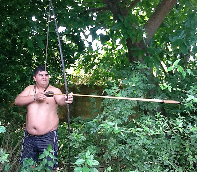 Indiciado pela PF sob suspeita de fraudar o registro de índio, Paulo José da Silva, o Paulo Apurinã, com arco e flecha no quintal da casa onde mora, na periferia de Manaus (MA)