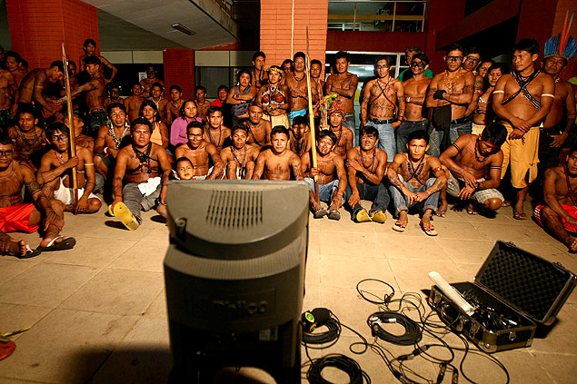 Índios de várias etnias invadiram o prédio da Funai em Brasília na segunda-feira (10) e exigem ser atendidos pelo governo federal