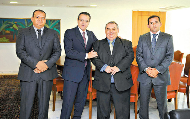 Presidente interino da República, Henrique Eduardo Alves (de azul), com prefeitos do RN