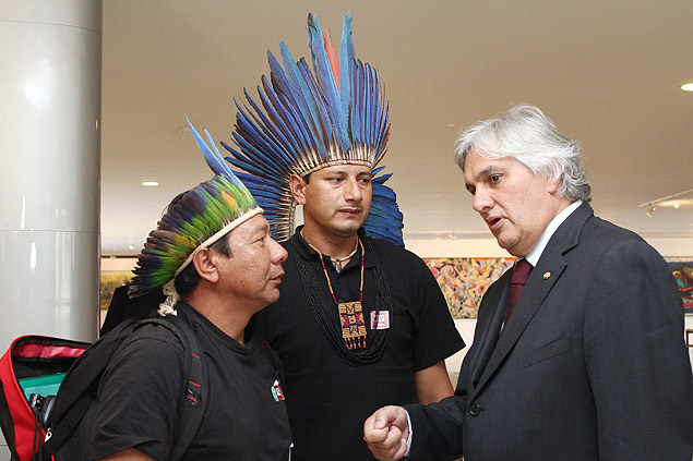 Índios conversam com o senador Delcídio Amaral (PT-MS) após reunião de representantes de várias etnias com ministros do país