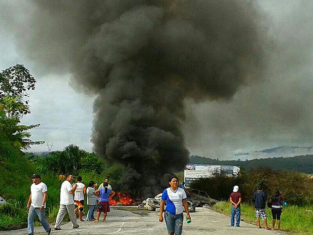 Em Roraima, os manifestantes atearam fogo em pneus para bloquear trecho da BR-174, que liga a capital Boa Vista com o Estado do Amazonas e na fronteira com a Venezuela