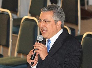 O ministro Alexandre Padilha (Sade) discursa durante evento para prefeitos em Ribeiro Preto (SP)