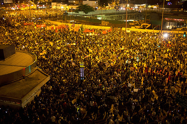 Manifestantes no largo da Batata, na zona oeste de So Paulo, na ltima segunda-feira (17)