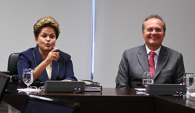 A presidente DIlma Rousseff, ao lado do presidente do Senado, Renan Calheiros, recebe lderes da base aliada no Palcio do Planalto