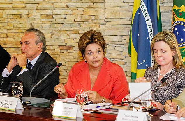 Dilma Rousseff em reunião com ministros na Granja do Torto; com ela, o vice-presidente Michel Temer e a ministra Gleisi Hoffmann