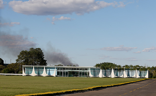 Fumaa em terreno ao lado do Palcio da Alvorada, onde ministros se reuniram com Dilma