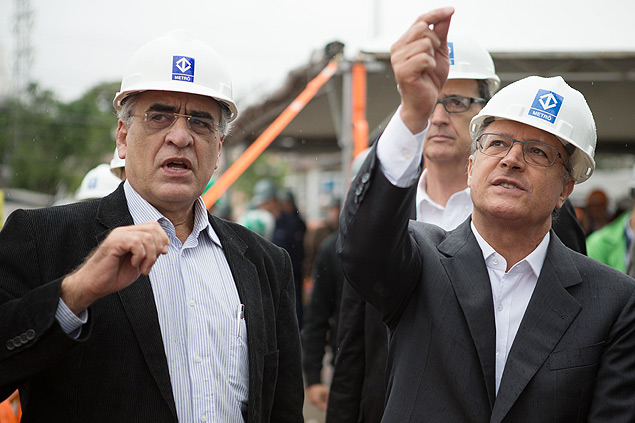 O governador de So Paulo, Geraldo Alckmin ( dir.), acompanha montagem de equipamento que ser usado na escavao da linha 5 do metr