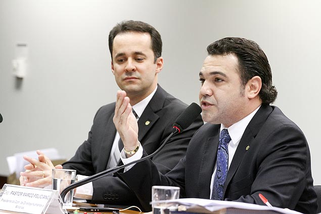 Deputado Anderson Ferreira ( esq.), ao lado do deputado federal Marco Feliciano (PSC-SP), reapresentar projeto de "cura gay" 