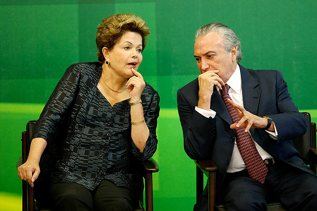 A presidente Dilma Rousseff e o vice, Michel Temer (PMDB), conversam durante cerimônia em Brasília
