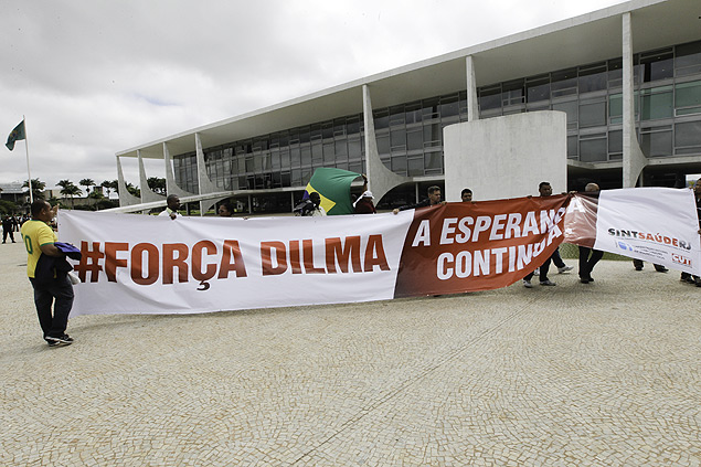 Sindicalistas da saúde no Rio abrem uma faixa em apoio à presidente Dilma Rousseff durante protesto na praça dos Três Poderes