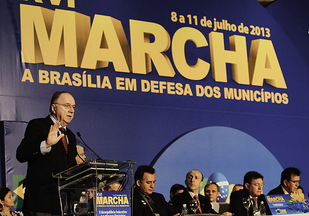 Presidente da Confederao Nacional dos Municpios, Paulo Ziulkoski discursa na abertura da 16 Marcha dos Prefeitos