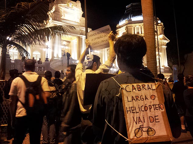 Durante protestos em frente ao Palácio Guanabara, manifestantes pedem que Cabral pare de usar helicóptero e ande de bicicleta