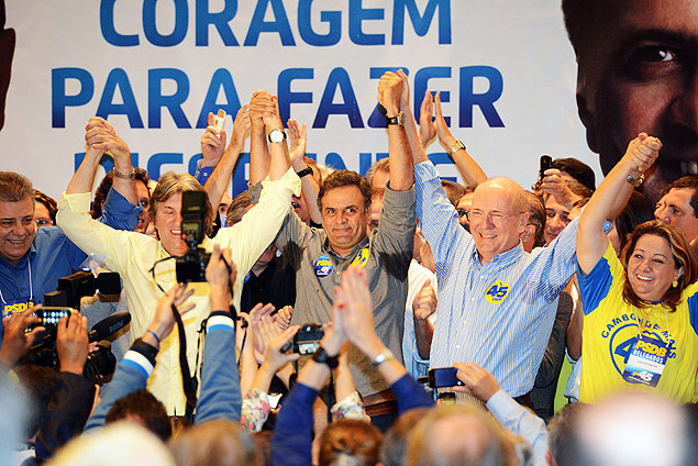 Presidente do PSDB, Aécio Neves (no centro de blusa cinza), deseja sorte ao "companheiro" José Serra durante convenção do PSDB em SC
