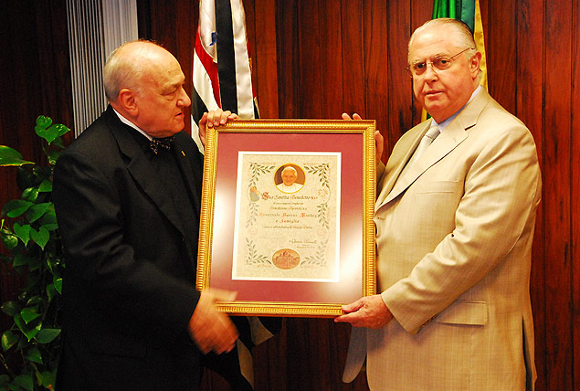 Emanuel Massarani (� esq.) entrega b�n��o papal a Barros Munhoz, em 2009