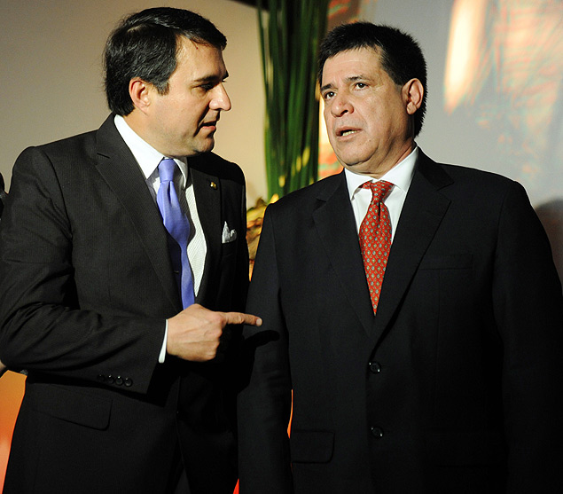 O atual presidente do Paraguai, Federico Franco ( esq.), e o presidente eleito, Horacio Cartes