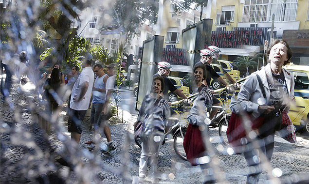 Moradores do Leblon, no Rio, observam vidros estilhaados em prdio comercial depredado por manifestantes na madrugada de quinta-feira