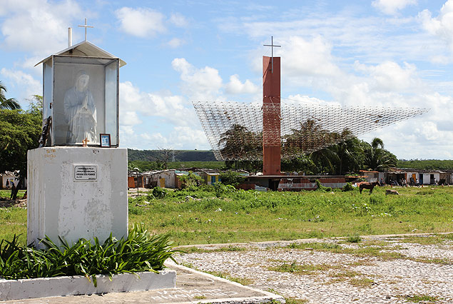 Papdromo construdo no bairro Conjunto Virgem dos Pobres, em Macei (AL), para a visita de Joao Paulo 2, em 1991, vira depsito de lixo 