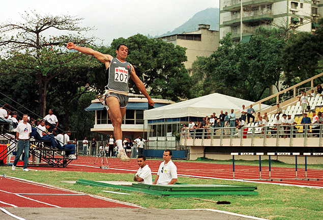 O atleta Nelson Ferreira Jnior salta no estdio Clio de Barros, no Rio de Janeiro, em 2000