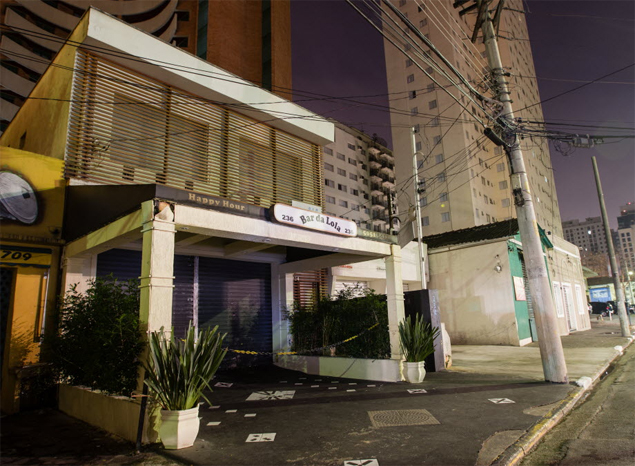 Fachada do Bar da Lola, na regio de Moema, zona sul de So Paulo, alvo de um arrasto na madrugada deste sbado