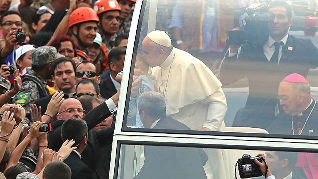 Papa Francisco beija beb durante trajeto de papamvel no centro do Rio, no primeiro dia da visita ao Brasil