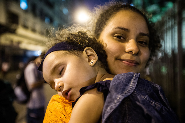 A jovem Thas Ramos,26, com sua filha Izadora, de um ano e oito meses, que foi beijada pelo papa 