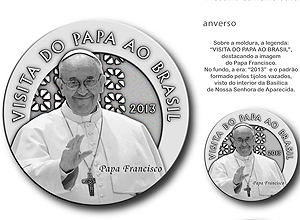 Detalhe da moeda comemorativa do papa