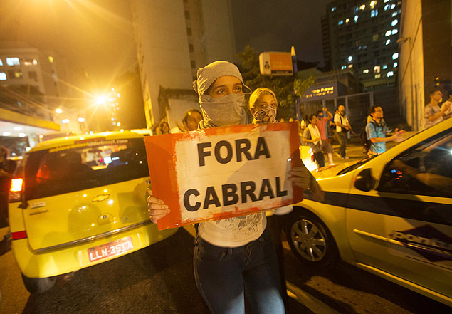 Manifestantes protestam nas proximidades da sede do governo do Estado do Rio de Janeiro durante a Jornada Mundial da Juventude