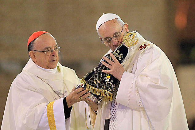O papa Francisco beija imagem de Nossa Senhora Aparecida, presente de dom Raymundo Damasceno (esq.) 