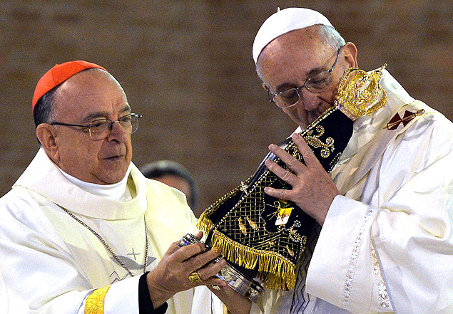 Papa Francisco beija imagem de Nossa Senhora Aparecida antes do incio da missa no santurio de Aparecida