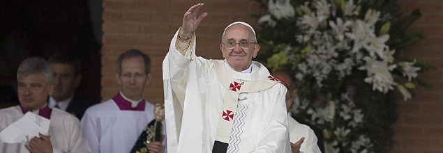Cerca de 200 mil pessoas assistem à missa do papa em Aparecida