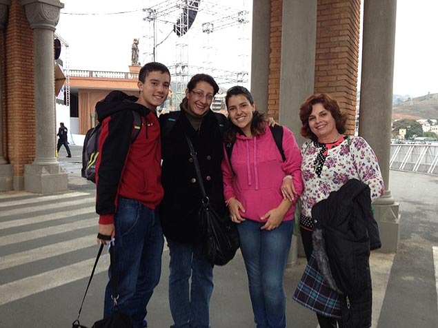 Peregrina Daniela (segunda  esq) e seus amigos de Guarulhos (Grande SP)