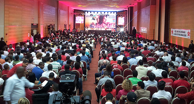 Militantes petistas lotam auditório durante fala de Lula em Salvador (BA)