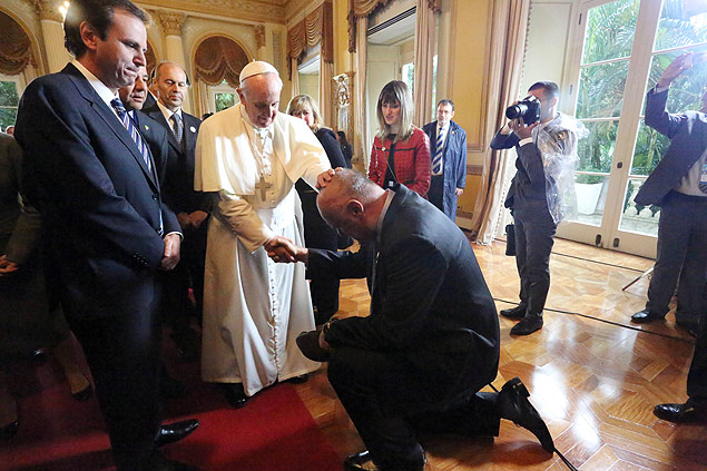 O papa Francisco abençoa o ex-jogador de basquete Oscar Schmidt no Palácio do Governo do Rio de Janeiro