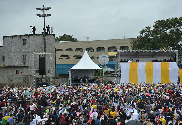 O papa Francisco cumprimenta fiéis reunidos em campo de futebol na comunidade da Varginha, no Rio 