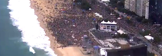 Público já espera papa em Copacabana e acompanhou discursos por telão