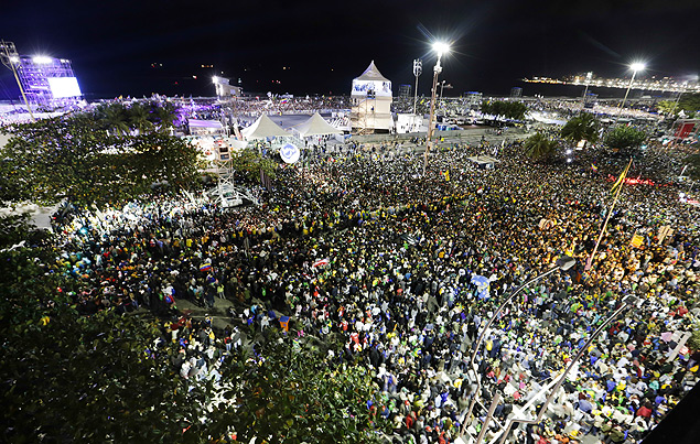 Vista da multidão na praia de Copacabana, no Rio, durante o primeiro ato do papa Francisco dedicado aos jovens