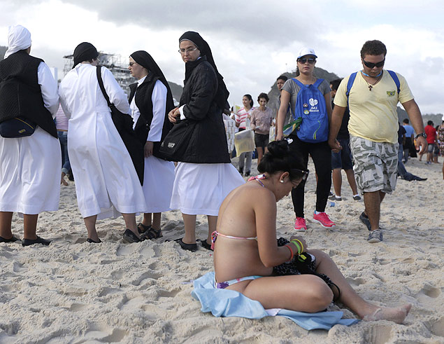 Religiosa observa mulher de biquni na praia de Copacabana, palco da Jornada no Rio