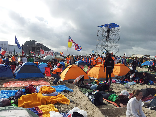 Peregrinos montam barracas nas areias de Copacabana para participar da viglia, que acontece  noite 