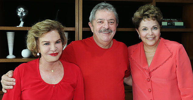 O ex-presidente Luiz Inácio Lula da Silva (centro) entre sua mulher Marisa Letícia (esq.) e a presidente da República Dilma Rousseff