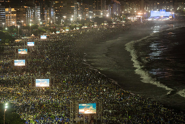 Peregrinos se aglomeram na orla de Copacabana para a cerimônia da vigília