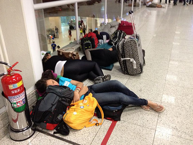 Peregrinos dormem no cho do aeroporto Santos Dumont, no Rio, no ltimo dia da Jornada Mundial da Juventude 