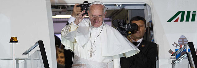Distância da igreja explica perda de fiéis, diz papa Francisco na TV