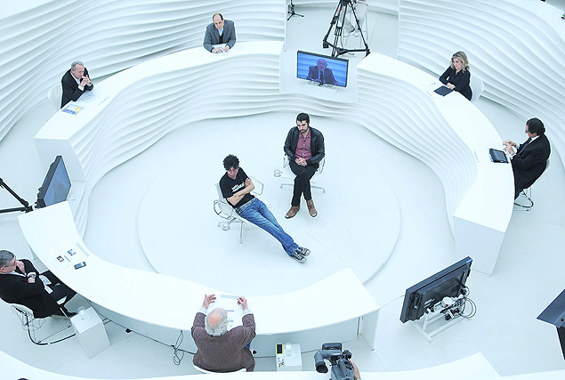 Bruno Torturra ( dir.) e Pablo Capil (de camiseta preta) participam de debate no programa Roda Viva, da TV Cultura