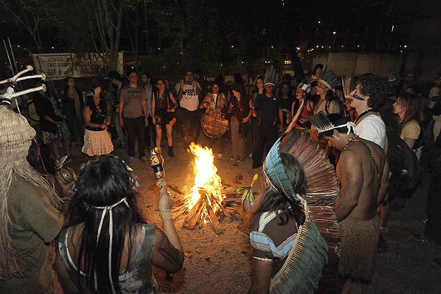 Índios e estudantes participam da reocupação do prédio do antigo Museu do Índio, na zona norte do Rio 