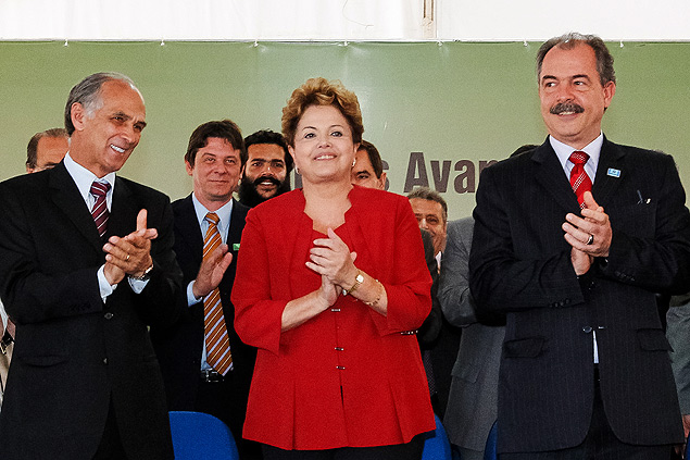 Presidenta Dilma Rousseff ao lado de Aloizio Mercadante (Educao) durante inaugurao de campus em Varginha (MG)