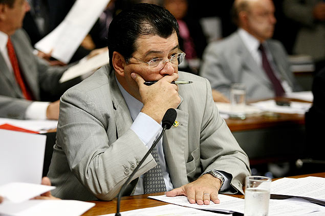 Senador Eduardo Braga (PMDB-AM), relator da proposta que determina a perda automática de mandato de condenados por improbidade administrativa 