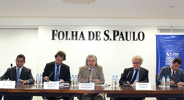 Da esq. para dir., Pablo Cerdeira, Pierpaolo Bottini, jornalista Fernando Rodrigues, Joaquim Falco participam de debate na Folha