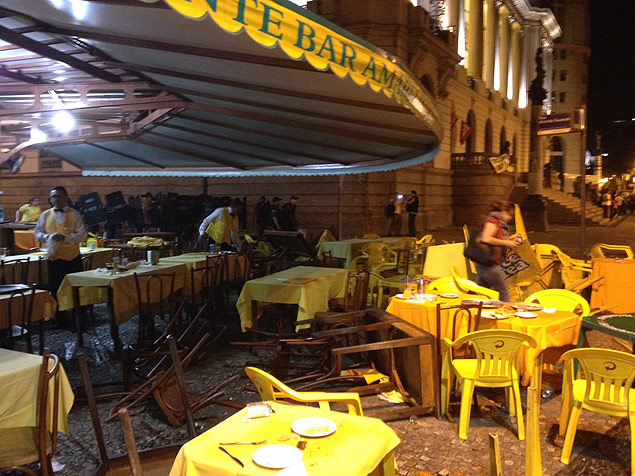 Restaurante Amarelinho 'revirado' aps a correria, no centro do Rio.